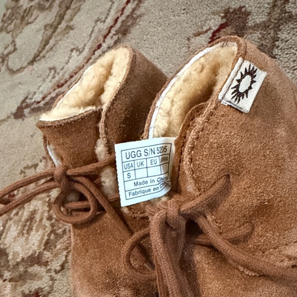 UGG Tan leather Kids Boots with Sheepskin Lining - Picture 7 of 7